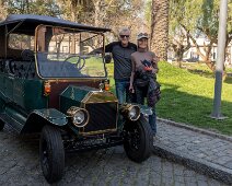 voiturette vintage et electrque 07/09/2018 - Idée superbe pour les touristes qui veulent visiter les petites villes touristiques : des voiturettes électriques au style vintage. We liked...